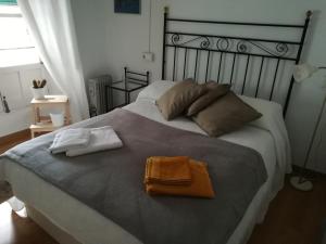 グラナダにあるNice apartment in the center of Granadaのベッドルーム1室(ベッド1台、タオル2枚付)