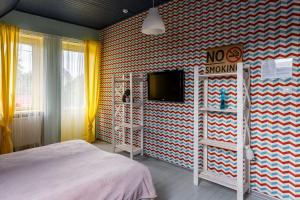 カリーニングラードにあるUnited Colors Homeの壁に無表示のベッドルーム