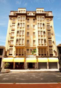 um grande edifício numa rua em frente a um edifício em Hotel Itamarati Centro-República em São Paulo