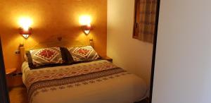 Un pat sau paturi într-o cameră la Font-Romeu vue imprenable Wifi gratuit
