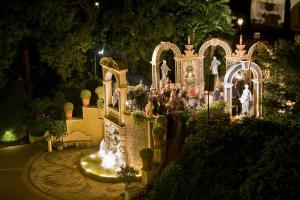 einen Garten in der Nacht mit einem Schloss mit Brunnen in der Unterkunft Grand Hotel des Iles Borromées & SPA in Stresa