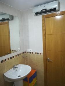 a bathroom with a sink and a mirror at Apartamento Pergar II Alojamiento para empresas-WIFI 4 Personas in Las Gabias