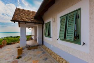 Casa con persianas verdes y vistas al océano en Csendes Dűlő Szőlőbirtok Guesthouse Badacsonyörs, en Badacsonytomaj