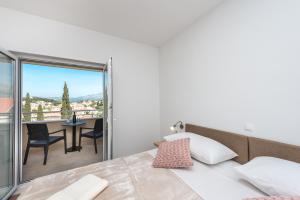 Tempat tidur dalam kamar di Apartments Rilovic, City and Sea view apartments