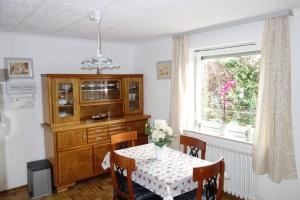 ein Esszimmer mit einem Tisch und einem Fenster in der Unterkunft Apartment Werner in Niederbachem