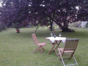 two chairs and a table with a bottle of wine at Stadtzentrum , nähe Schloss in Klütz