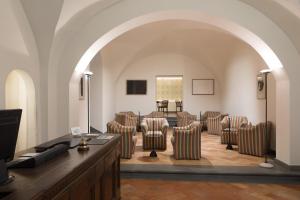 una sala d'attesa con sedie e una scrivania di Hotel Tiferno a Città di Castello