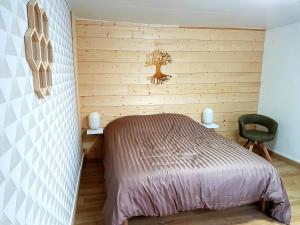 サン・ヴァレリー・シュル・ソンムにあるle gîte de la falaise en Baieの木製の壁のベッドルーム1室(ベッド1台付)
