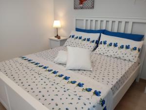 バレストラーテにあるLa Casa sul Mare - Velieroの白いベッド(青と白の枕付)