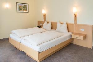 Postel nebo postele na pokoji v ubytování Hotel Burg Hof
