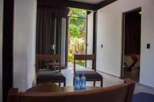 twee flessen water zittend op een tafel in een kamer bij Los Laureles Hotel y Centro de Convenciones in Tlaquiltenango