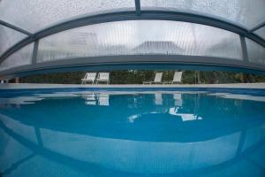 Bazén v ubytovaní Villa La Caleta alebo v jeho blízkosti