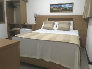 
A bed or beds in a room at Hotel Dom Passos
