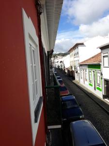 una fila de sillones azules en una calle en Angra Downtown, en Angra do Heroísmo