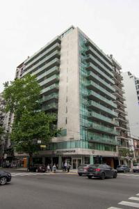 un edificio alto con coches estacionados frente a él en High End Studio in Central Recoleta -12J- en Buenos Aires