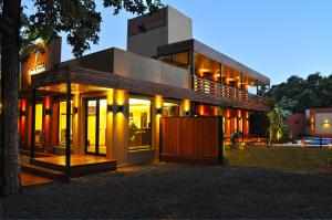 Cette maison moderne possède de nombreuses fenêtres et portes. dans l'établissement Costa Iguazu, à Puerto Iguazú