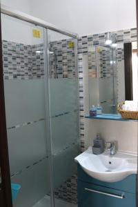 a bathroom with a glass shower and a sink at Sylva Mala Home in Trecase