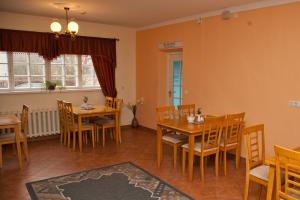 une salle à manger avec des tables et des chaises en bois dans l'établissement Repo Hotel, à Kuressaare
