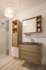 カネ・アン・ルシヨンにある"COSY" Appartement confort de 50m2 à 150m de la Mer et du Centre ville, parking gratuitのバスルーム(シンク、シャワー付)