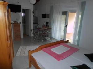 una camera da letto con un letto con una coperta rosa sopra di Studio in Nin/Zadar Riviera 8216 a Nin
