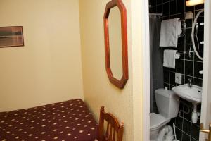 Kopalnica v nastanitvi Repo Hotel