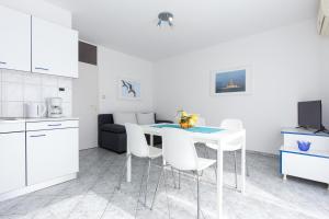Kuchyňa alebo kuchynka v ubytovaní Apartments Krajina