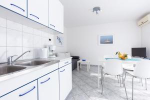 Kuchyňa alebo kuchynka v ubytovaní Apartments Krajina + 37 fotografií