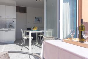 Kuchyňa alebo kuchynka v ubytovaní Apartments Krajina