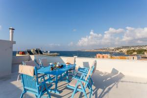 un tavolo blu e sedie seduti su un tetto di Sea View Penthouse with Roof Garden a Chania