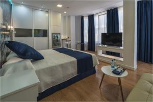 Una habitación de hotel con una cama y un televisor. en Hotel Ciudad del Mar, en Las Palmas de Gran Canaria