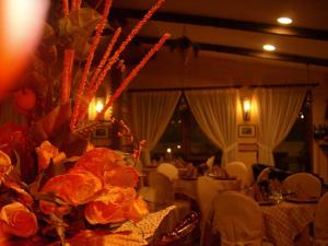 a vase of flowers on a table in a restaurant at Hotel Lento in Melito di Napoli