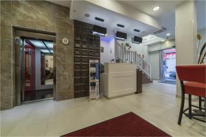 vestíbulo de una tienda con recepción y escaleras en Hotel Ciudad del Mar, en Las Palmas de Gran Canaria