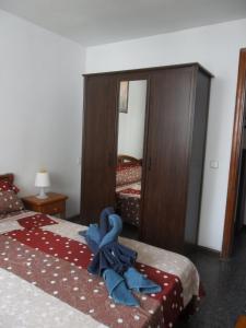 1 dormitorio con 2 camas y 1 toalla azul en la cama en Aguilon, en Arrecife