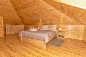 a bedroom with a bed in a wooden cabin at Domek nad Zalewem in Janów Podlaski