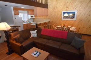 a living room with a brown couch and a kitchen at Club Tahoe Resort in Incline Village
