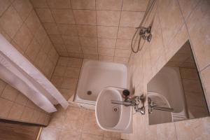 y baño con ducha, lavabo y espejo. en Hýbadlo, en Liptovský Hrádok