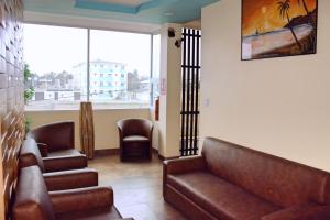 una sala de espera con sofá y 2 sillas en Maluva, en Salinas