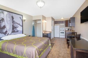 Kuchyň nebo kuchyňský kout v ubytování Super 8 by Wyndham Fort McMurray