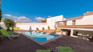 a swimming pool in the backyard of a house at Casa de Pedrógão in Pedrógão