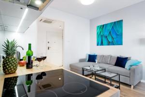 una sala de estar con un sofá y una mesa en Kopernika8 Miro Apartment with Balcony and AC, en Cracovia 13 fotos más