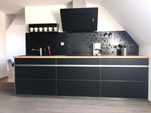 a kitchen with a counter with a tv on top at Ferienwohnung Kohls in Steinheim