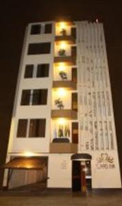 um modelo de um edifício com luzes sobre ele em Hotel Sumaq Inn Sac em Lima