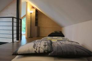 Ένα ή περισσότερα κρεβάτια σε δωμάτιο στο Domek na szlaku Rysianka Beskidy