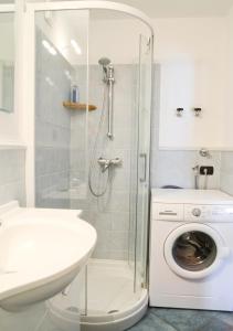 een badkamer met een douche en een wasmachine bij premesan in Bormio