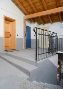 un escalier dans une maison avec une porte bleue dans l'établissement premesan2, à Bormio