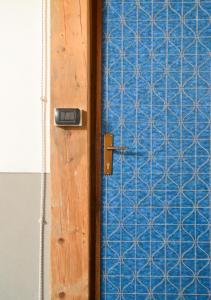une porte ouverte avec une porte bleue dans l'établissement premesan2, à Bormio