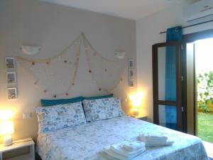 1 dormitorio con 1 cama con 2 toallas en Casa Marina Maria, en Murta Maria