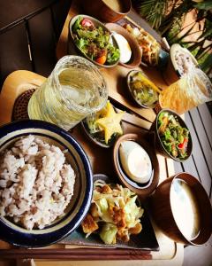 Akachichi Guesthouse tesisinde konuklar için mevcut öğle yemeği ve/veya akşam yemeği seçenekleri
