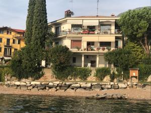 una casa en la orilla de un cuerpo de agua en gli oleandri en Bellano