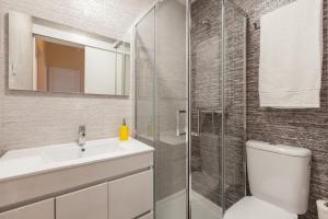une salle de bain avec toilettes, lavabo et douche dans l'établissement Feel at home - Free private parking, à Braga 25 autres photos
